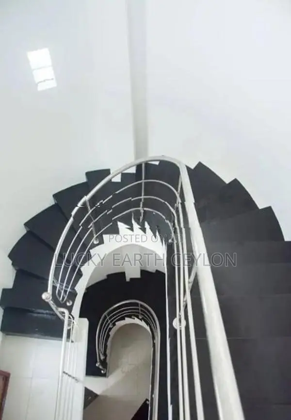 Battarmulla, Fully Furnished, 2 story, House With A Rooftop (MG1273)
