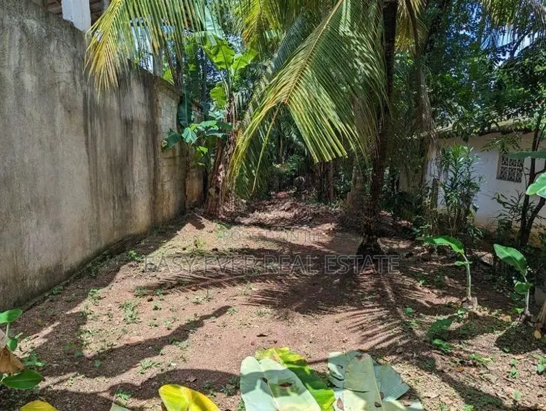 රාගම ලංකා මාතා පාරට මුහුණලා බිම්කොටසක්