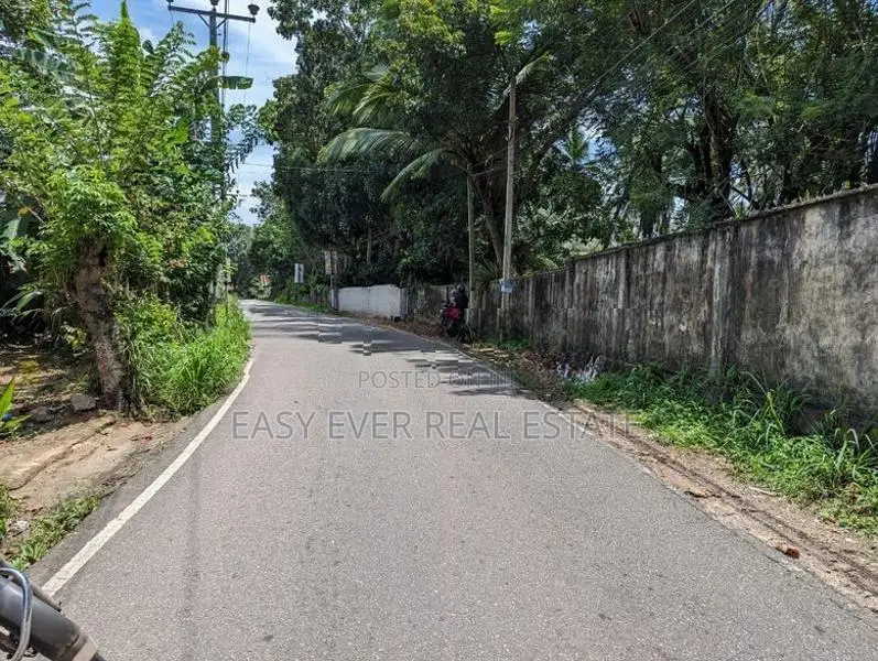රාගම ලංකා මාතා පාරට මුහුණලා බිම්කොටසක්