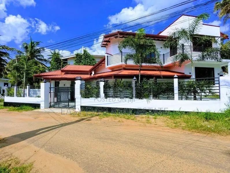 ගෘහ භාණ්ඩ සමඟ නව නිවසක් කුරුණෑගල
