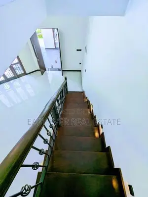 ගෘහ භාණ්ඩ සමඟ පදිංචි නොවූ නව නිවසක්