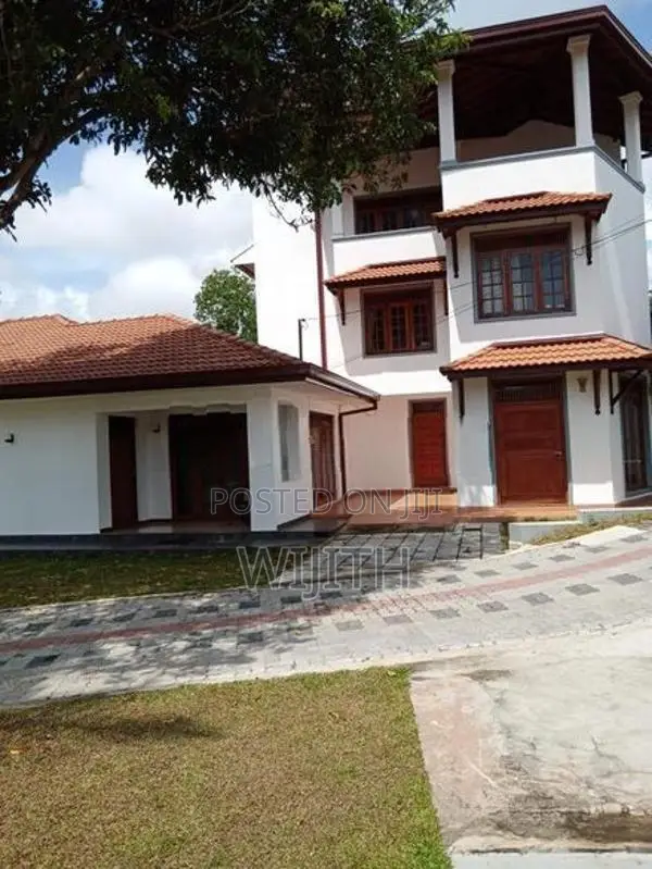 දෙමහල් නිවසක් සමග තනි මහල් විකිනිමට නුගේගොඩ