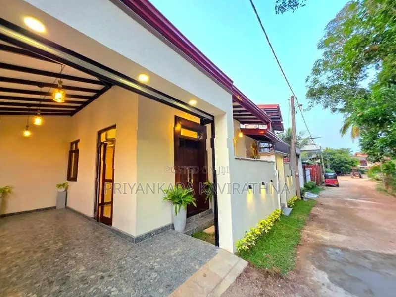 කොට්ටාව බස් පාරට සමීල අලුත්ම අලංකාර නිවස් විකිනීමට - දියගම