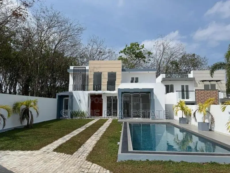 Beautiful Luxury House with Swimming Pool Piliyandala