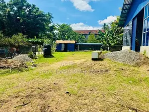 ගම්පහ නගර මධ්‍යයෙන් ව්‍යාපාරික ස්ථානයක්