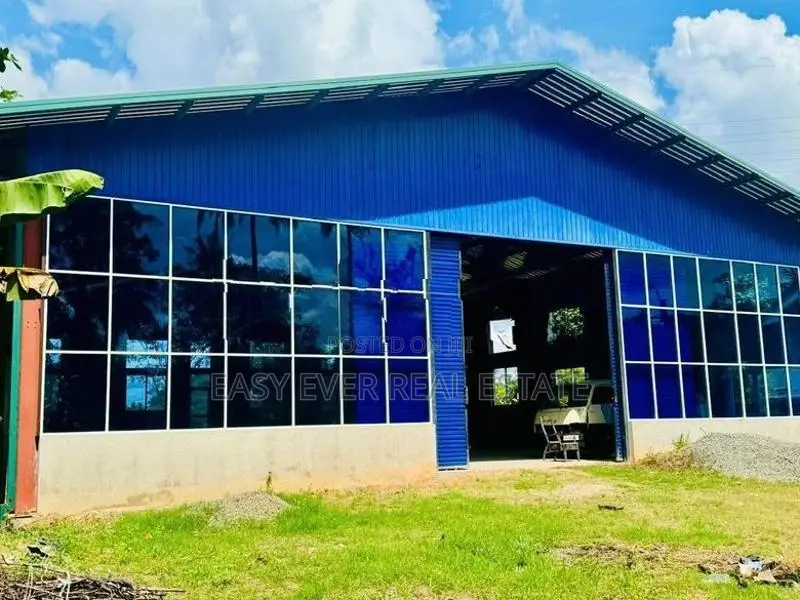 ගම්පහ නගර මධ්‍යයෙන් ව්‍යාපාරික ස්ථානයක්