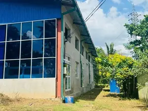 ගම්පහ නගර මධ්‍යයෙන් ව්‍යාපාරික ස්ථානයක්