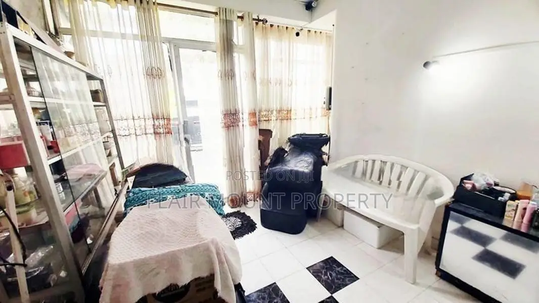Furnished saloon for rent in Mount Lavinia