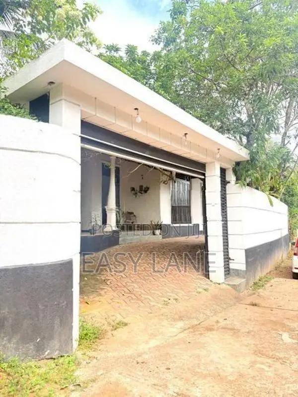 ප්‍රධාන බස් මාර්ගයන්ට 700m දුරින් වටිනා දෙමහල් නිවසක්