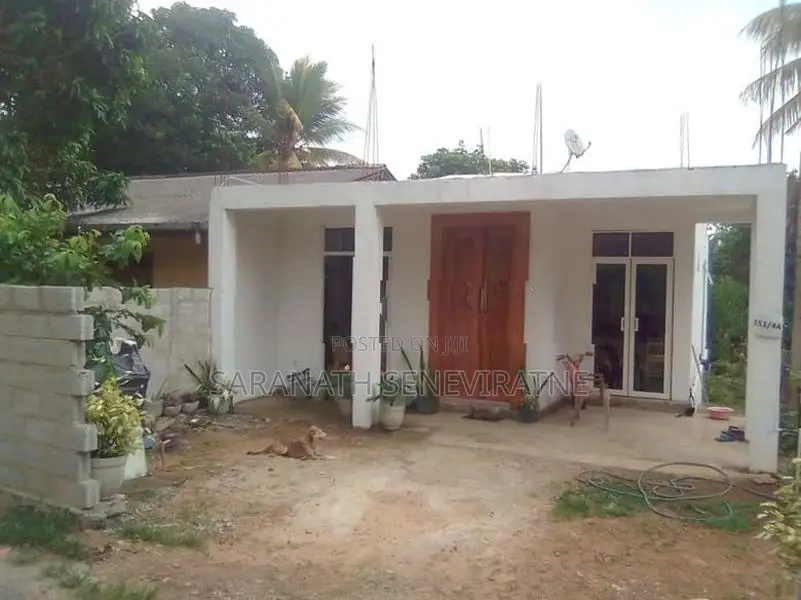 House in Aturugiriya Pore Bakmeegha Rd With 1st Floor Slab