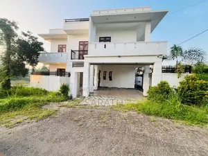 අතුරුගිරියෙන් අලුත්ම තෙමහල් නිවසක්