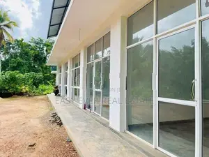 ප්‍රධාන පාරට මුහුණලා ගොඩනැගිල්ලක්