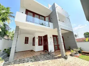 Modern 4BR House with Parking – Athurugiriya Area