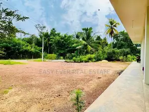 ප්‍රධාන පාරට මුහුණලා ගොඩනැගිල්ලක්