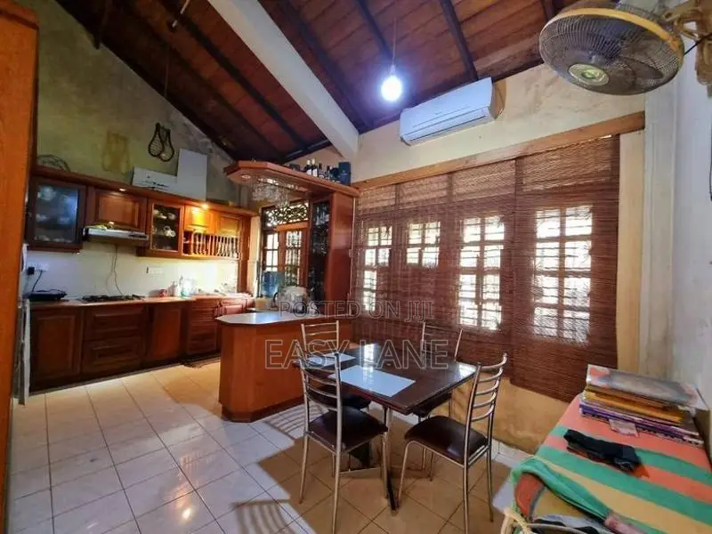 නුවර පාරට මුහුණලා ව්‍යාපාරික ස්ථානයක්