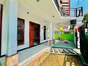 An Upstairs Solid Nice 3 Bed Rooms House For Sale In Negombo