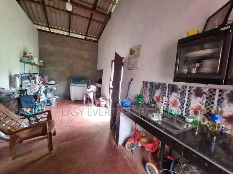 වතුරුගමින් අඩුවට නිවසක්