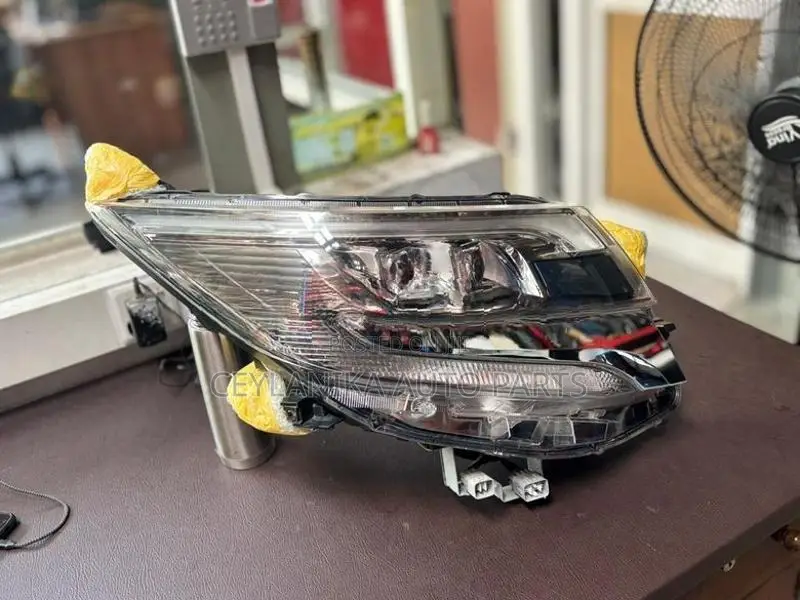 TOYOTA VOXY ZRR80 HEAD LAMP