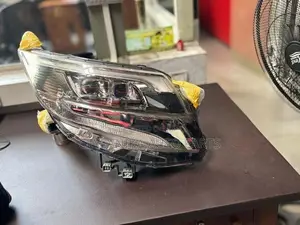 TOYOTA VOXY ZRR80 HEAD LAMP