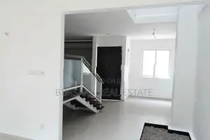Modern 4-BR Triplex Apartment – Urban Gateway, Kottawa | SA01568