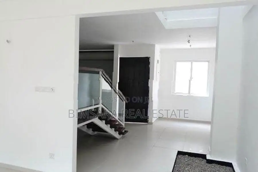 Modern 4-BR Triplex Apartment – Urban Gateway, Kottawa | SA01568