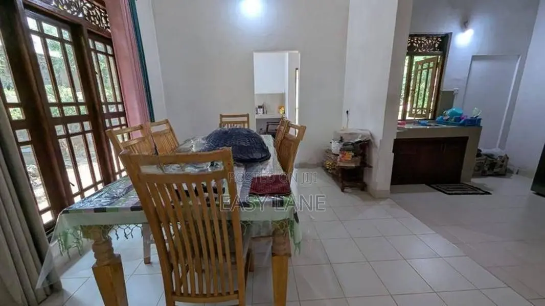 කිරිදිවැල වතුරගමෙන් වටිනා දෙමහල් නිවසක්