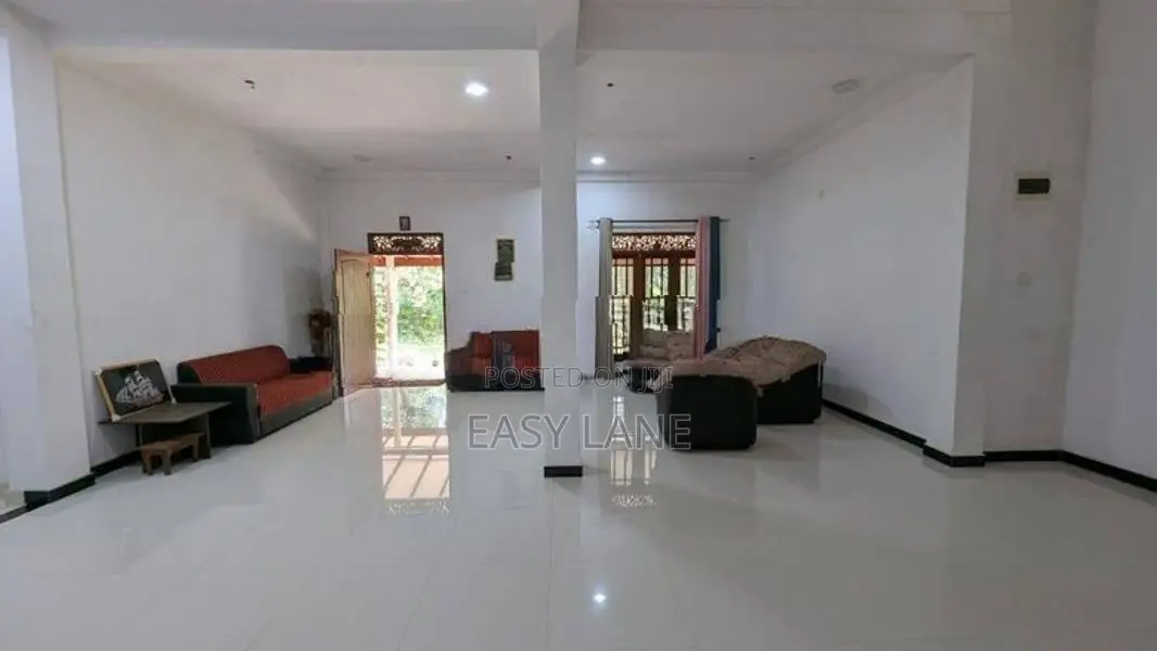 කිරිදිවැල වතුරගමෙන් වටිනා දෙමහල් නිවසක්