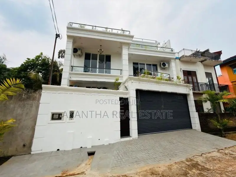 (AF729) Super Luxury House For Sale in Palawatta Akuregoda lake road.