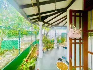 ස්ලැබ් එක දැමූ නිදනකාමර දෙකකින් සමන්විත දෙමහල් නිවසක් විකිණීමට කහතුඩුව