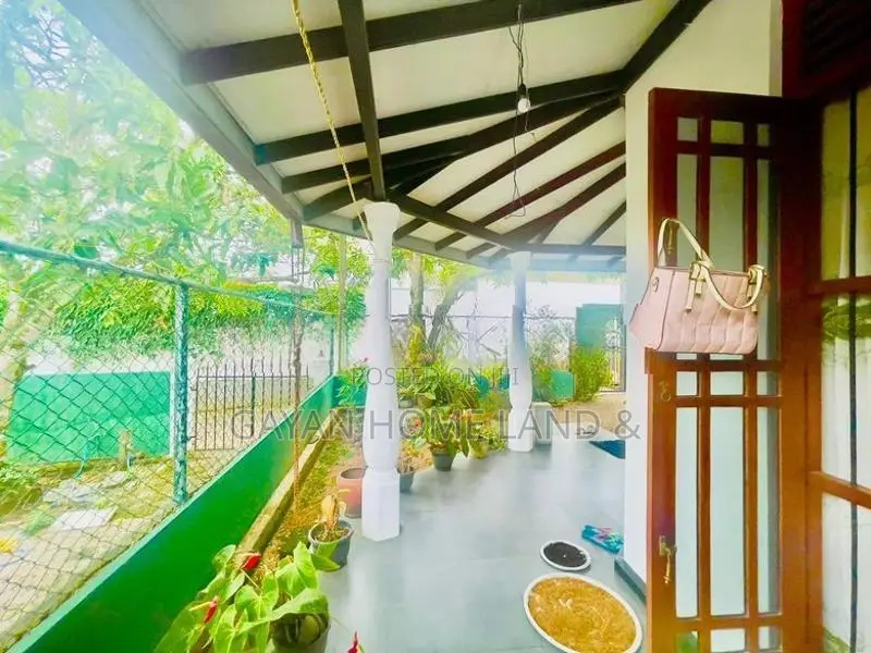 ස්ලැබ් එක දැමූ නිදනකාමර දෙකකින් සමන්විත දෙමහල් නිවසක් විකිණීමට කහතුඩුව