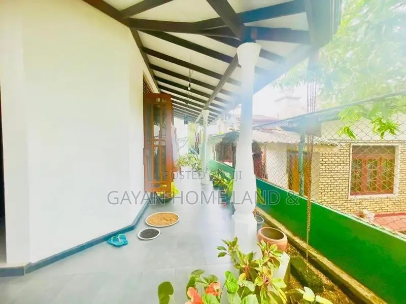 ස්ලැබ් එක දැමූ නිදනකාමර දෙකකින් සමන්විත දෙමහල් නිවසක් විකිණීමට කහතුඩුව