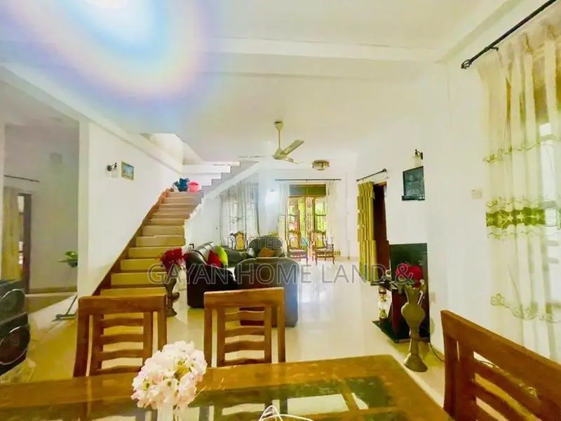ස්ලැබ් එක දැමූ නිදනකාමර දෙකකින් සමන්විත දෙමහල් නිවසක් විකිණීමට කහතුඩුව