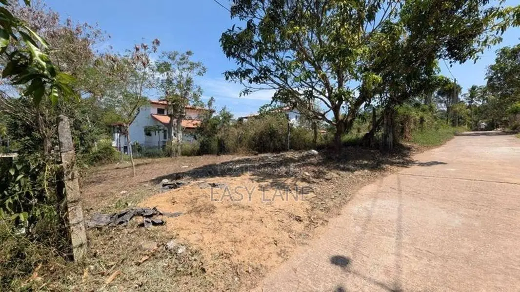 නුවර කොළඹ ප්‍රධාන මාර්ගයට ළගින් ඉඩමක්