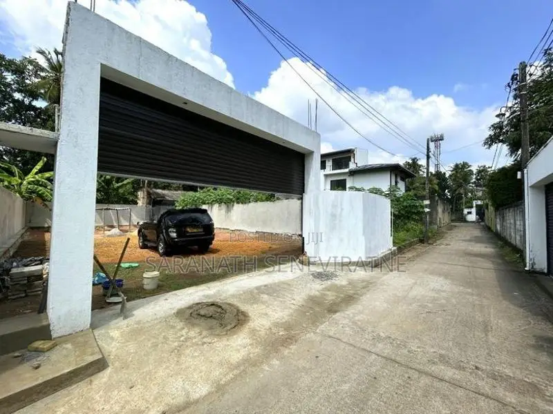 Land in Werahara Boralesgamuwa - Parapet Walls Roller Gate
