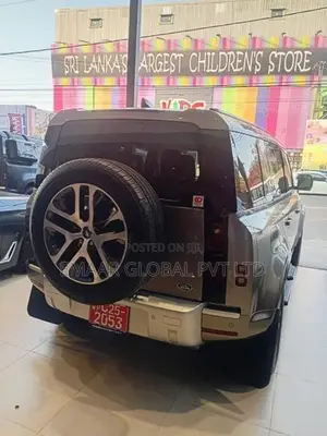 Land Rover Defender 110 2023