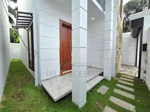 Newly Build Luxury Three Story House Piliyandala