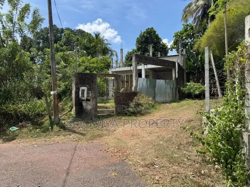 පුළුල් මාර්ගයට මුහුනලා ඇති ඉඩමක් විකිණීමට - Piliyandala