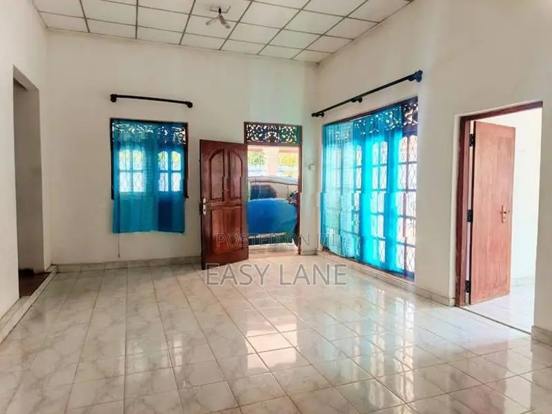 බස් පාරට ලගින් වටිනා නිවසක්