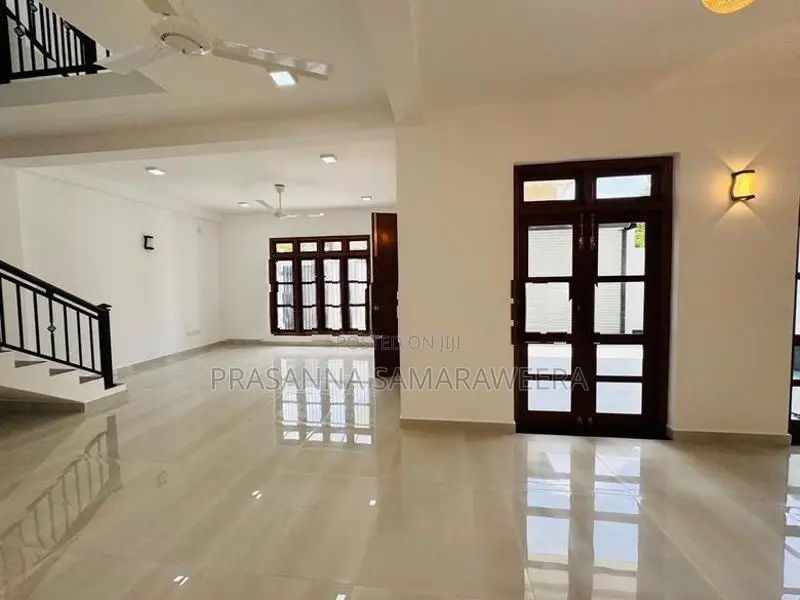 නව ගෘහ නිර්මාණ ශිල්පයට ඉදිවුන දෙමහල් නිවස විකිණීමට Boralesgamuwa