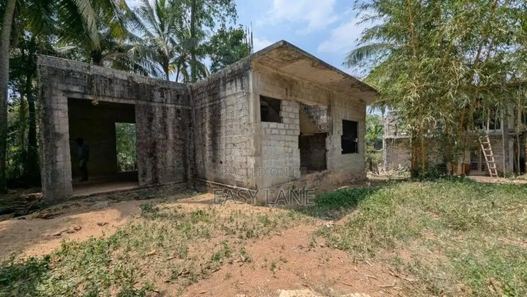වැවට මායිම් වටිනා ඉඩම සමඟ අඩක් නිමකළ නිවසක්