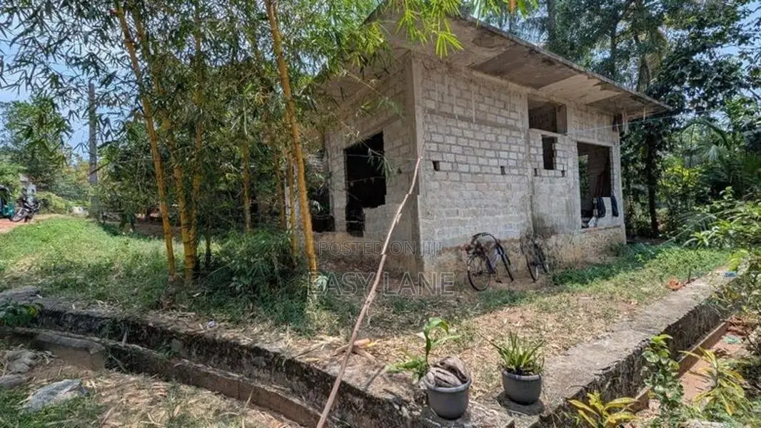 වැවට මායිම් වටිනා ඉඩම සමඟ අඩක් නිමකළ නිවසක්