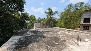 වැවට මායිම් වටිනා ඉඩම සමඟ අඩක් නිමකළ නිවසක්