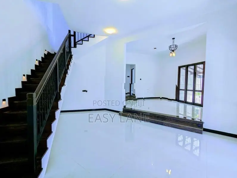 පදිංචි නොවූ අලුත්ම සුපිරි නිවසක් වහාම විකිණීමට