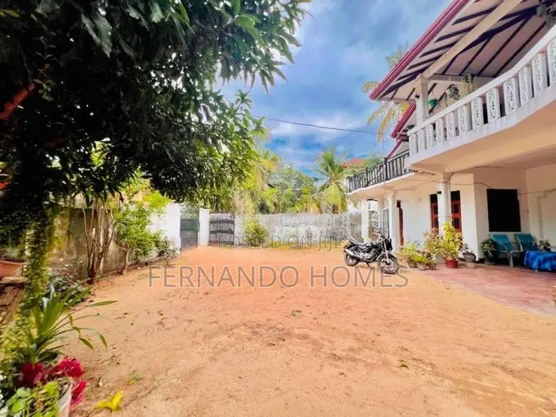 21.5 Perches Valuable Land With Upstairs House For Sale In Negombo