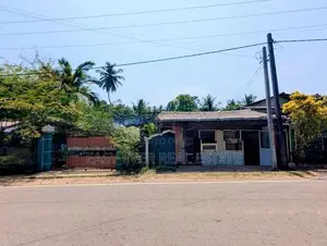 කඩ කාමර එකක් සමඟ දෙමහල් නිවසක්