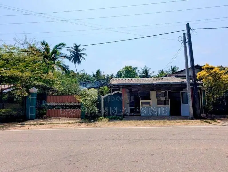 කඩ කාමර එකක් සමඟ දෙමහල් නිවසක්