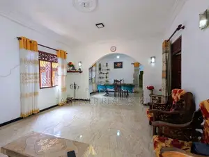 කඩ කාමර එකක් සමඟ දෙමහල් නිවසක්