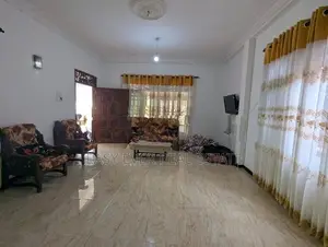 කඩ කාමර එකක් සමඟ දෙමහල් නිවසක්