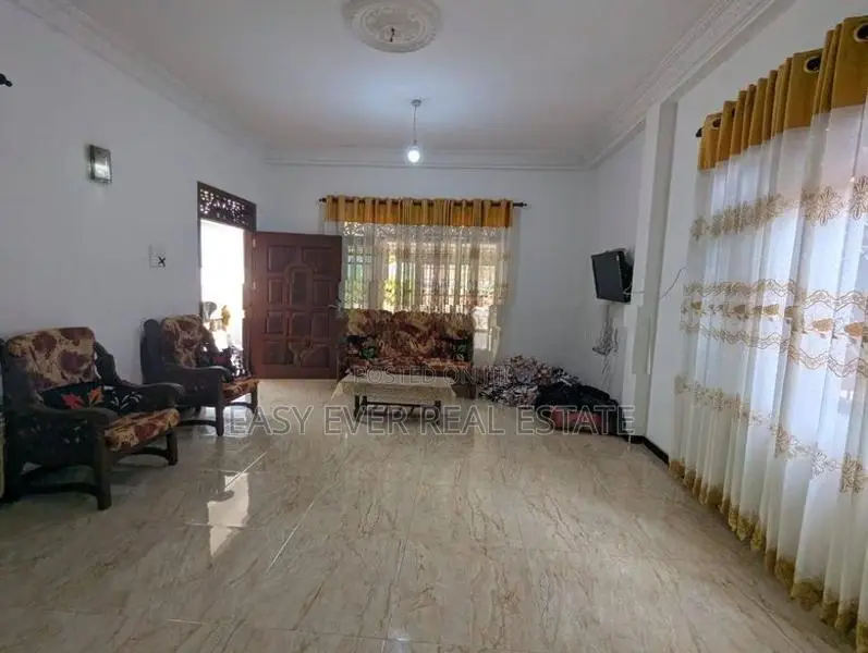 කඩ කාමර එකක් සමඟ දෙමහල් නිවසක්