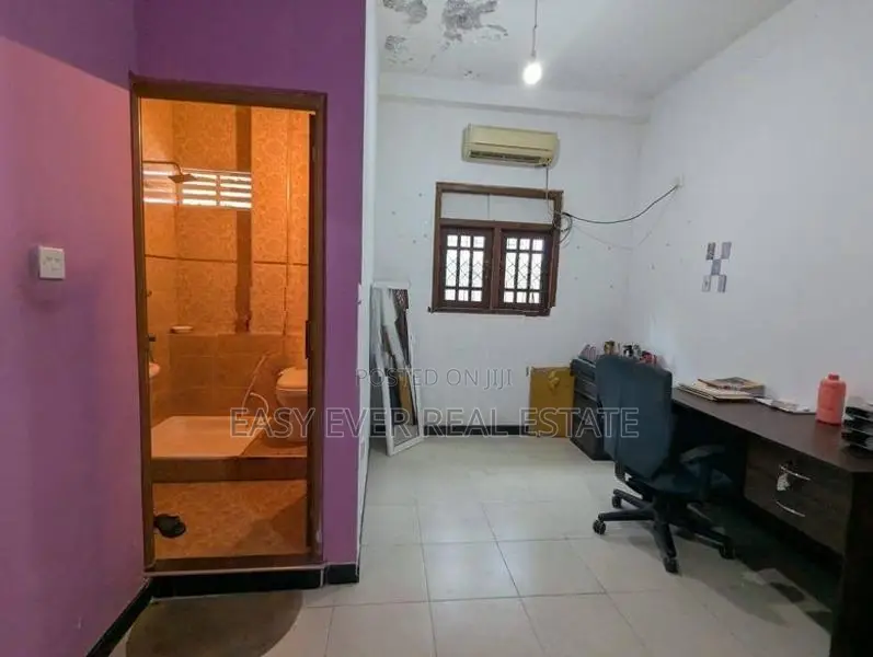 කඩ කාමර එකක් සමඟ දෙමහල් නිවසක්